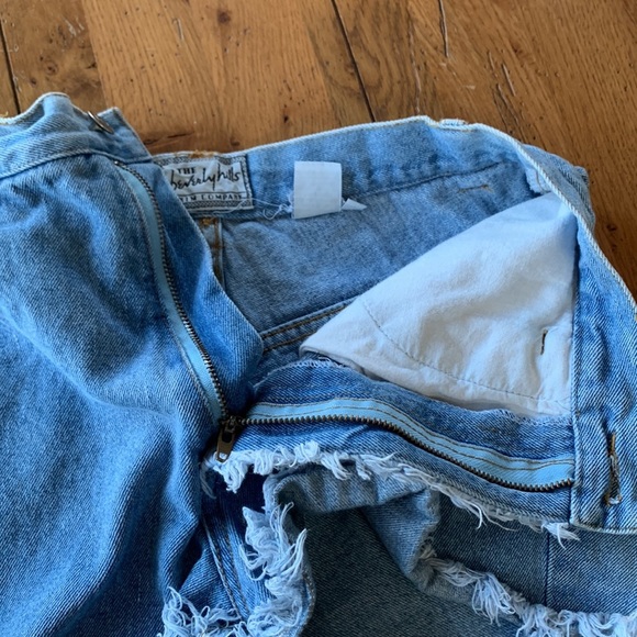 The Beverly Hills Denim Company Cut-off Jean Shorts Women’s Frayed Zip Size 9/10 - Picture 6 of 7